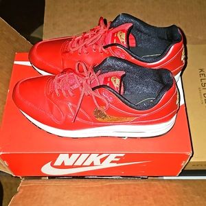 Nike women's red air max size 11.5